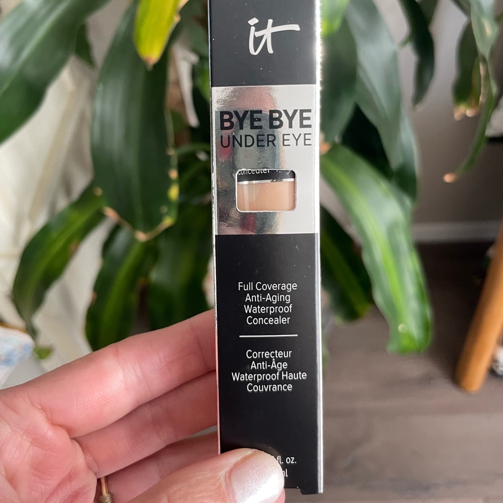 It cosmetics bye bye undereyes concealer in light natural